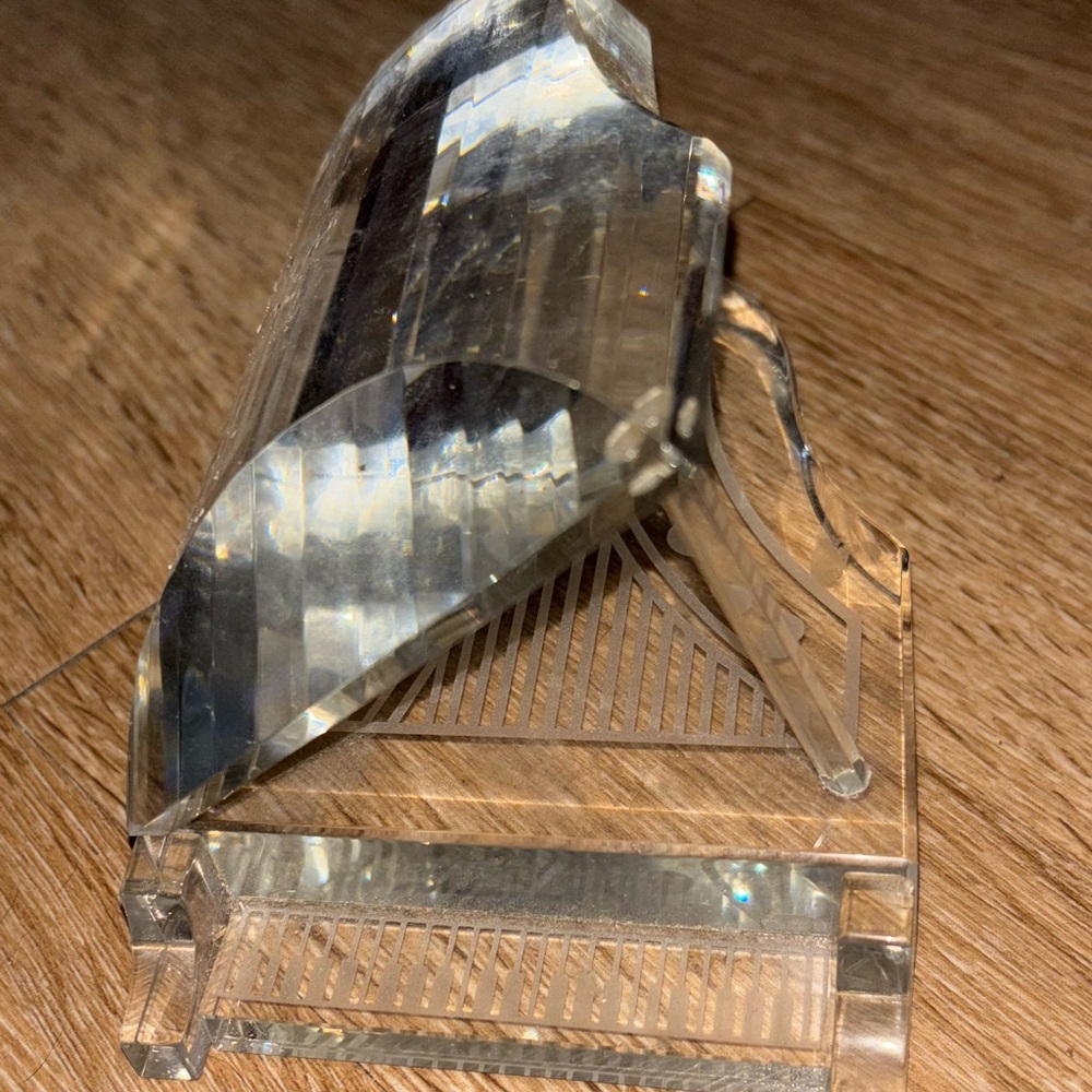 Crystal piano paperweight